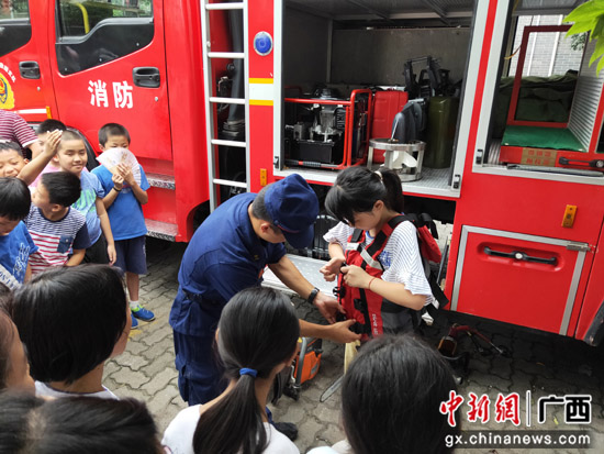 桂林消防捐赠500具灭火器 助力社区火灾防控