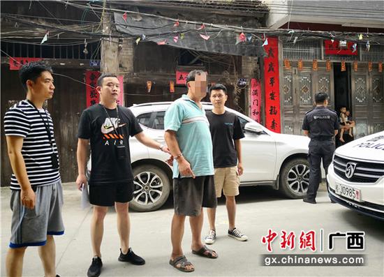 图为警方押解犯罪嫌疑人到案发现场指认。甘勇 摄 图为警方押解犯罪嫌疑人到案发现场指认。甘勇 摄