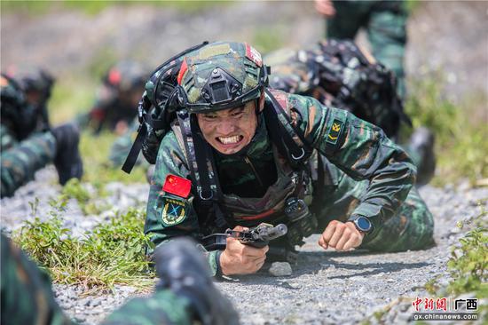 广西来宾武警特战队员开展野外实战化训练