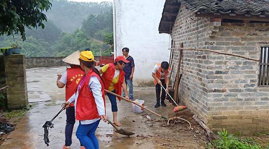 图为横县镇龙乡志愿者助力乡村环境卫生整治。韦江拍 摄