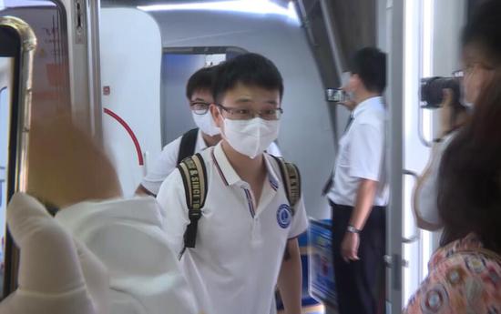 武汉援疆医疗队抵达乌鲁木齐