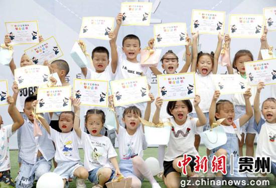 贵州省施秉县第二幼儿园首届大班毕业,老师给孩子们发放《毕业证书》 贵州省施秉县第二幼儿园首届大班毕业,老师给孩子们发放《毕业证书》
