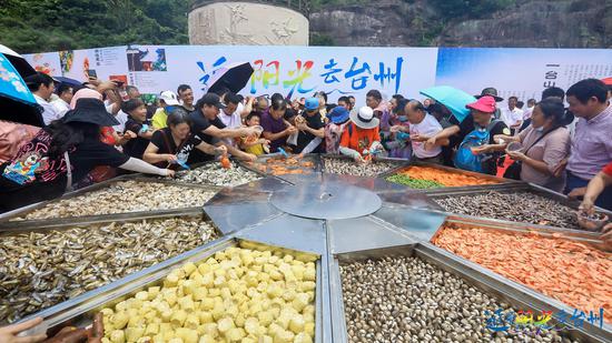 ���α����ο͹�ͬƷ�����ŵص�����ɫ��ʳ�����췽��ͼ