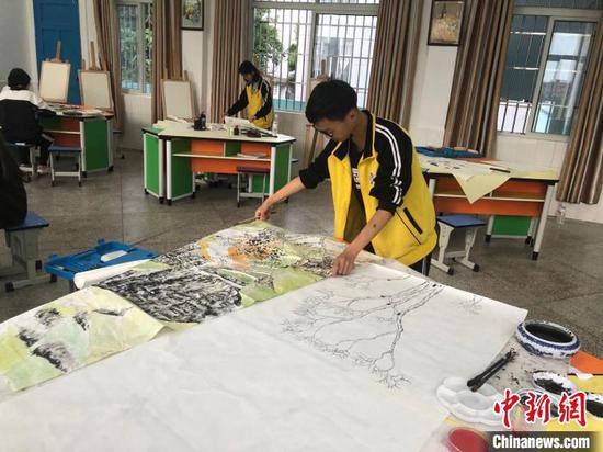 学生在新美术教室绘画。　秦福海 摄