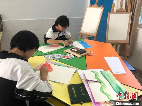 学生在新美术教室绘画。　秦福海　摄