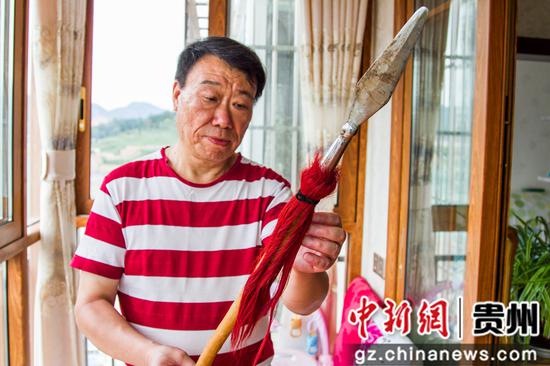 谢肇兴在家里整理练武器材。 谢肇兴在家里整理练武器材。