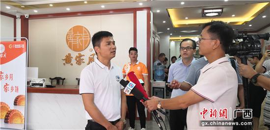 广西黄家月食品有限公司副总经理欧正胜介绍复工复产情况。黎坚  摄