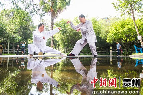 谢肇兴（右）在贵州省毕节市人民公园里指导市民练拳。