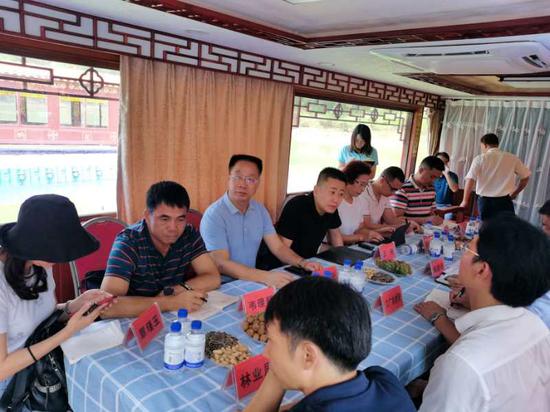 图为王迪一行在项目部现场办公 河池加快推进东兰坡豪湖旅游码头项目建设