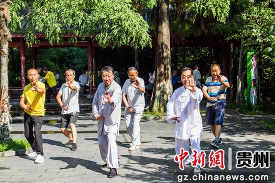 谢肇兴（左三）在贵州省毕节市人民公园里带领市民练拳。