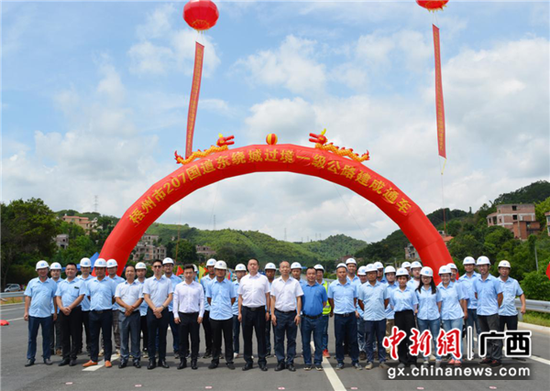 广西梧州207国道东绕城过境一级公路通车