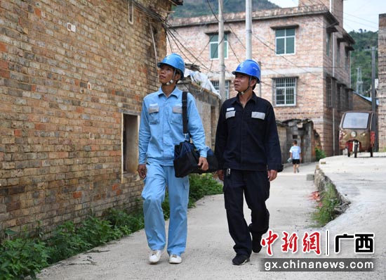 供电人对黑山村线路进行巡视维护。岳浩 摄 广西富川瑶族小山村:“蝴蝶歌”中奔小康