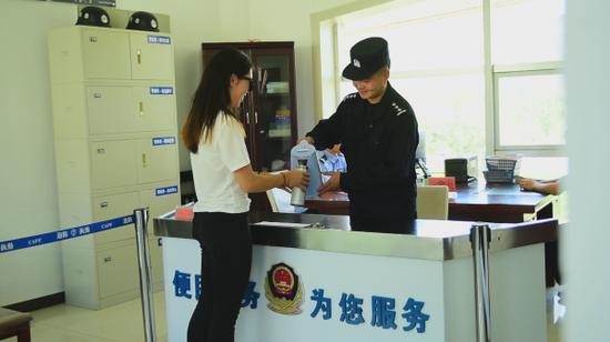 图为阿勒泰边境管理支队吐尔洪边境派出所景区警务站民警为游客提供便民服务。 图为阿勒泰边境管理支队吐尔洪边境派出所景区警务站民警为游客提供便民服务。