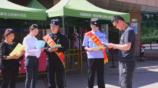 阿勒泰边境管理支队吐尔洪边境派出所民警在景区售票大厅前宣传边境法律法规。 阿勒泰边境管理支队吐尔洪边境派出所民警在景区售票大厅前宣传边境法律法规。