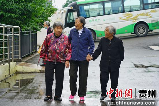 观山湖区养老服务中心,三位老人在散步。