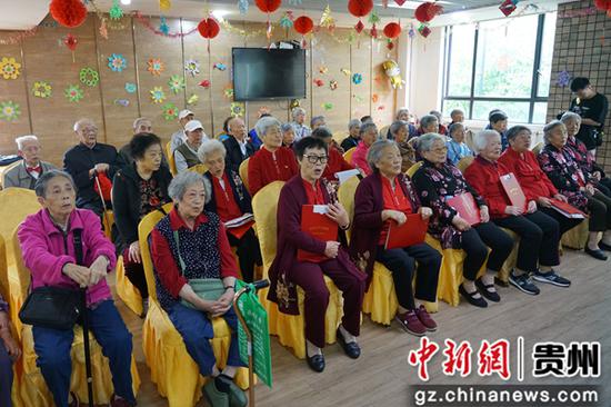 贵阳观山湖区养老服务中心合唱团在练习唱歌。