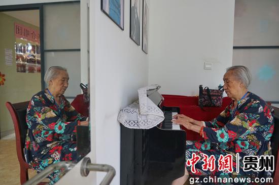 贵阳观山湖区养老服务中心,一位老人在练习钢琴。