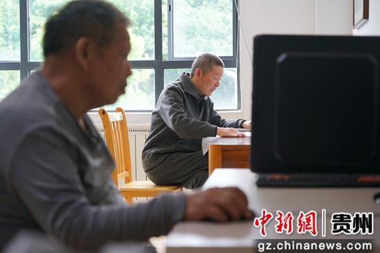 贵阳观山湖区养老服务中心,一位老人在看报纸。