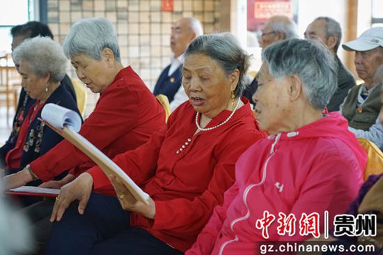 贵阳观山湖区养老服务中心合唱团在练习唱歌。