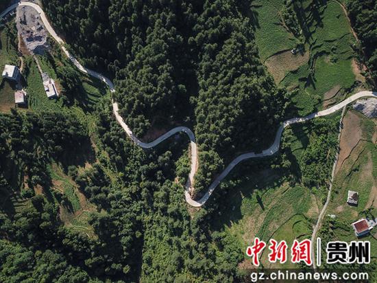 航拍贵州省毕节市赫章县水塘堡乡新河社区“组组通”硬化路。 航拍贵州省毕节市赫章县水塘堡乡新河社区“组组通”硬化路。