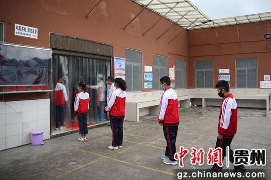贵州毕节七星关区朱昌小学学生在排队进入食堂。