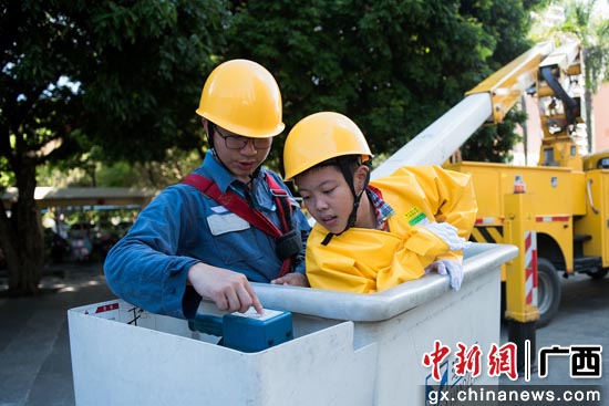 图为学生代表体验10千伏配电带电作业工作。阳文志 摄