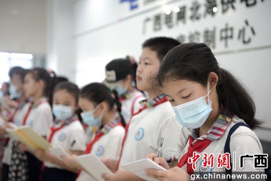 图为学生们在电力调度控制中心参观了解北海电网的发展成就。阳文志 摄 南方电网广西北海供电局开展“国企开放日”活动
