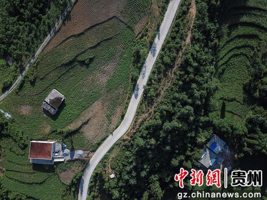航拍贵州省毕节市赫章县水塘堡乡新河社区“组组通”硬化路。