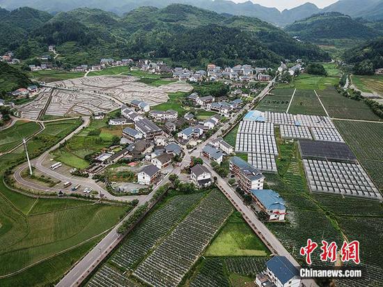 图为6月16日,航拍大发棋牌玩法贵州
遵义花茂村。中新社记者 瞿宏伦 摄 图为6月16日,航拍大发棋牌玩法贵州
遵义花茂村。中新社记者 瞿宏伦 摄