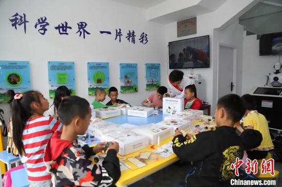 图为孩子们在青少年科学工作室制作手工模型。 岳旺 摄 图为孩子们在青少年科学工作室制作手工模型。 岳旺 摄