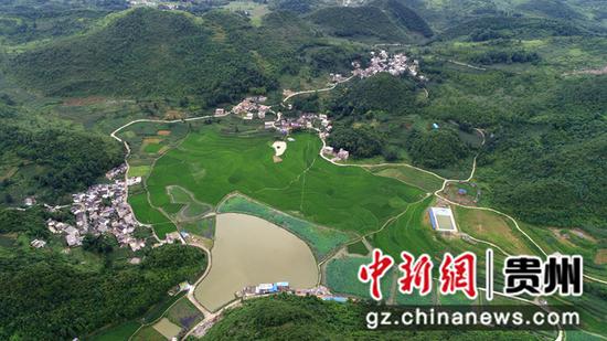 图为贵州省毕节市黔西县钟山镇猫山村一角。史开心 摄