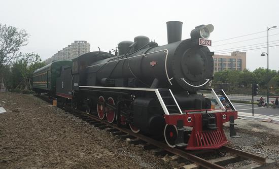 老火车停放在杭州城区马路边。 王刚 摄