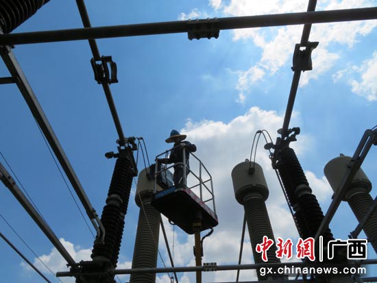 南方电网广西梧州供电局检修人员对220千伏万道线隔离开关进行维护检修。黄少敏 摄 南方电网广西梧州供电局检修人员对220千伏万道线隔离开关进行维护检修。黄少敏 摄