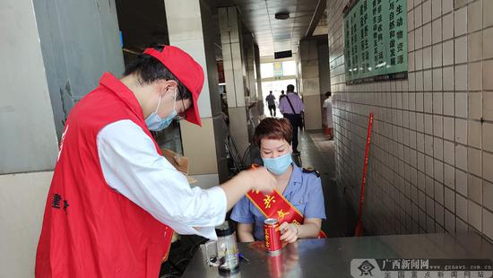 “红马甲”青年志愿者为创城工作人员送凉茶。通讯员 林慧霞 摄 助力创城:南宁青年志愿者开展系列志愿活动