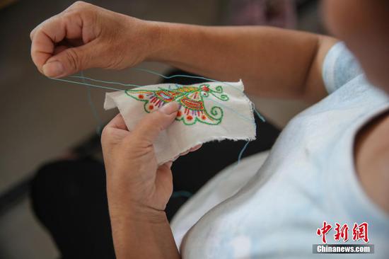 贵州黔南惠水县明田街道移民社区的妇女在刺绣。中新社记者 瞿宏伦 摄