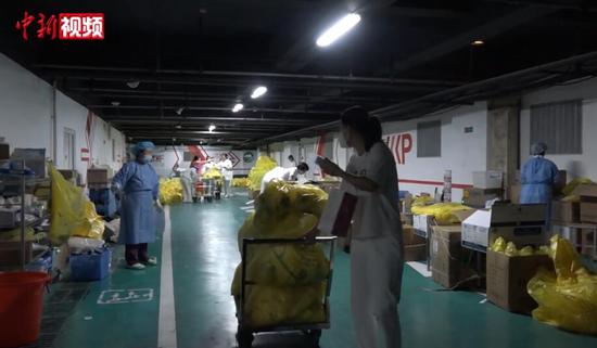 乌鲁木齐核酸检测采样员:8小时不吃不喝 日采超300人