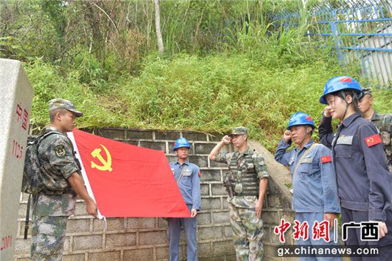崇左凭祥供电局组织党员与边防部队在界碑旁上党课,重温入党誓词。易欢 摄