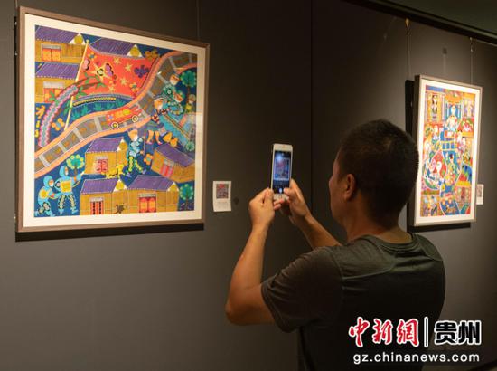 图为参观者用手机拍摄作品。 郎洁曲珍 摄