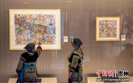 图为参观者正在观展。 张杰 摄