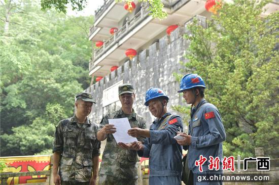 崇左凭祥供电局与部队商定用电设施扩建方案。易欢 摄