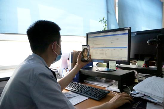 为纳税人提供“非接触式”线上咨询服务。 为纳税人提供“非接触式”线上咨询服务。