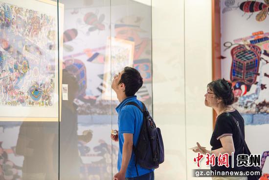 图为参观者在观展。 张杰 摄