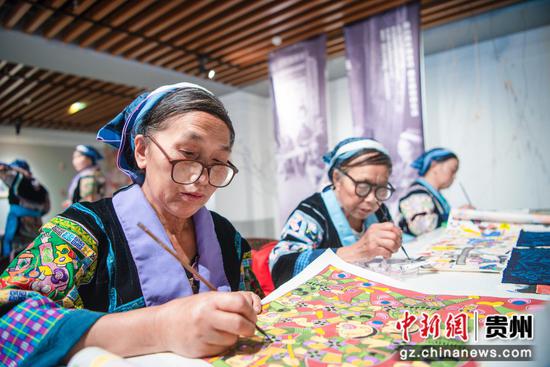 图为平坡村村民在现场作画。 张杰 摄