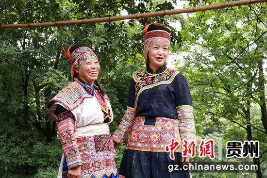 身着苗族服饰的苗家妇女。