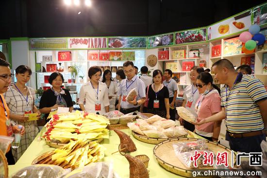 融水县政协委员在贝江村电商中心。韦鼎标 摄
