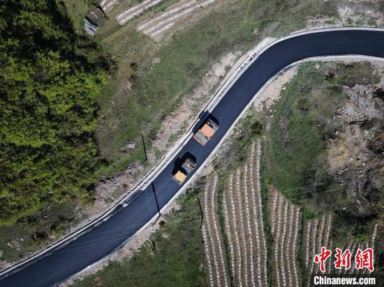 图为贵州乡村公路。 瞿宏伦 摄 图为贵州乡村公路。 瞿宏伦 摄
