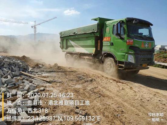 工地现场正在进行渣土运输。贵港市生态环境局 供图 工地现场正在进行渣土运输。贵港市生态环境局 供图
