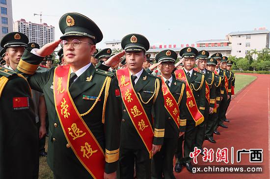转业干部向武警部队旗敬礼。 转业干部向武警部队旗敬礼。