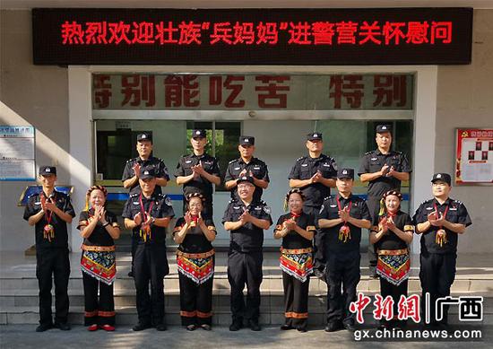图为壮族“兵妈妈”走进警营与民警共庆“八一”建军节。李慧明 摄 图为壮族“兵妈妈”走进警营与民警共庆“八一”建军节。李慧明 摄