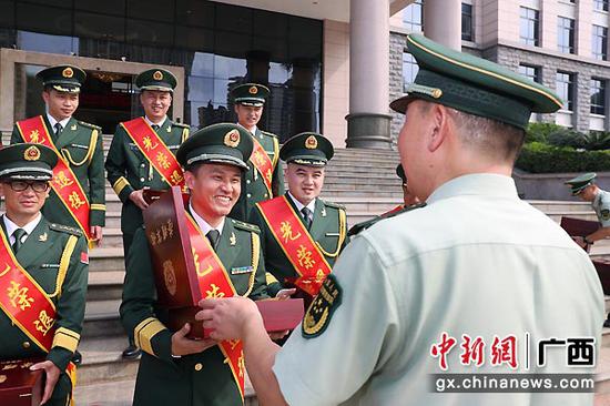 支队长王伟辉向转业干部赠送纪念品。 支队长王伟辉向转业干部赠送纪念品。